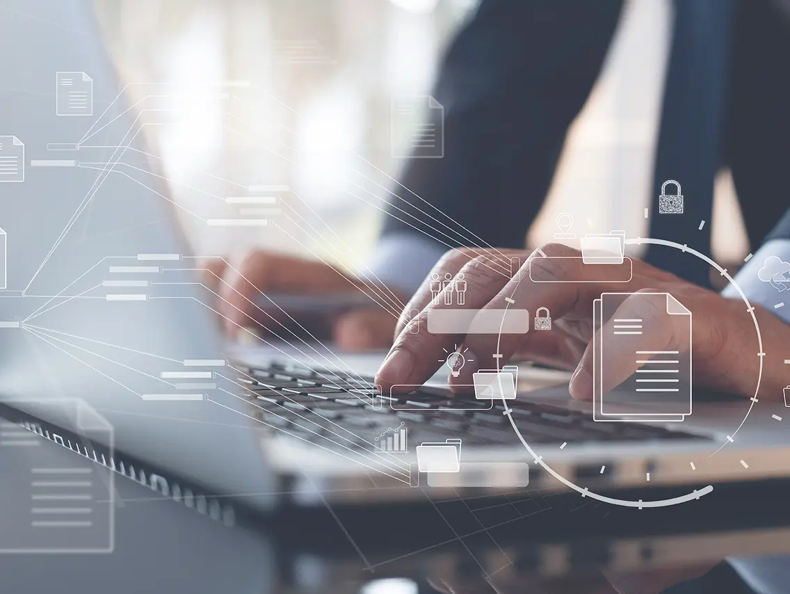 ノートパソコンのキーボードを操作するビジネスマンの手元が写された画像