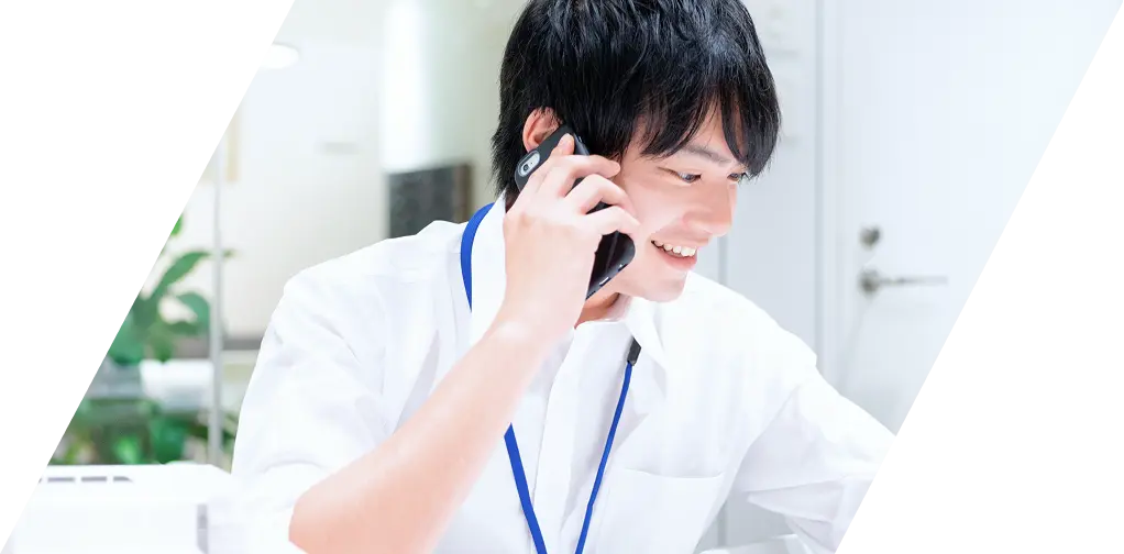 明るい職場で仕事に取り組む若手社員のコミュニケーション風景