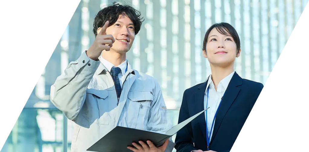 書類ファイルを持ちながら現場確認を行うビジネスパーソンたち