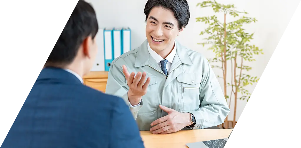 室内での相談風景で、顧客対応をしている技術者の様子