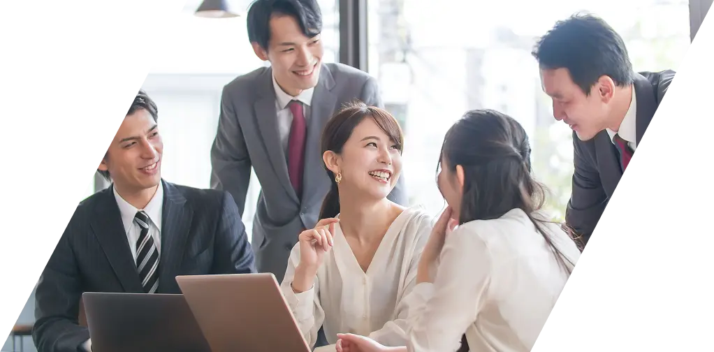 明るいオフィスで和やかな雰囲気の中、仕事の相談をするチームメンバー